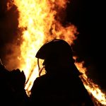 Dinas Damkar Pasaman Barat Bersihkan Tumpahan Oli di Pelabuhan